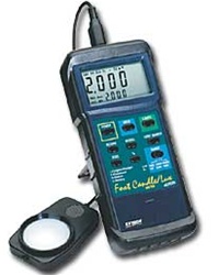 Extech 407026 - Fotómetro para trabajos pesados con interfaz de PC Fotómetro con cuatro tipos de iluminación (de tungsteno/luz del día, fluorescente, de sodio, de mercurio)